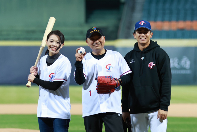 侯友宜WBC熱身賽開球 「超準命中」現場嗨爆了（照片來源：中華職棒大聯盟提供）