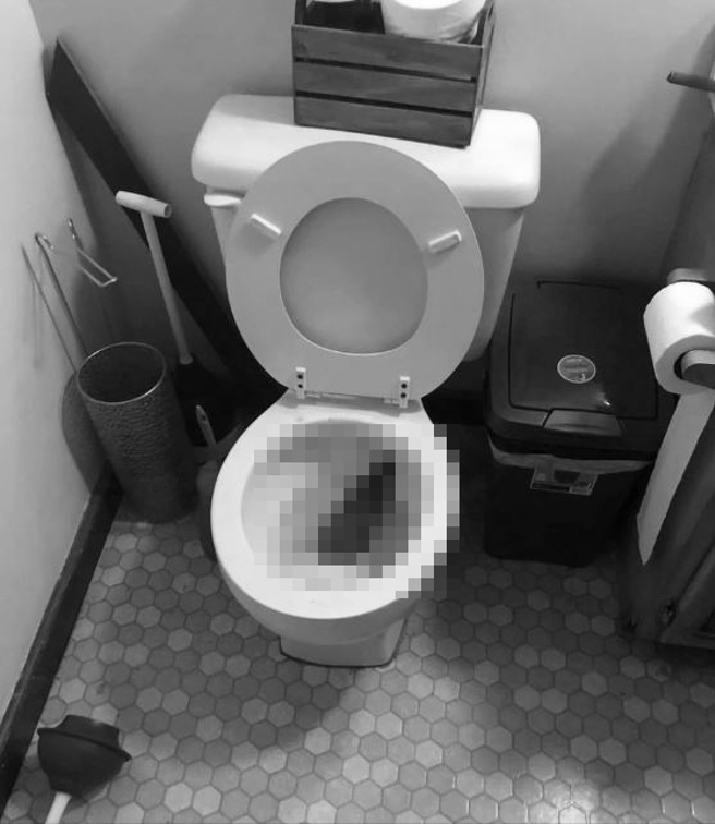 正妹疑似在公共厕所遇到「竹笋Size大的黄金」，让她不知该怎么将排泄物冲掉。（翻摄自脸书爆废公社二馆）