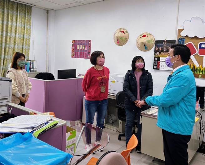 金门县长陈福海(右一)前往社会福利馆瞭解目前运作现况，期盼单位做到感动服务。(图／金门县社会处提供)