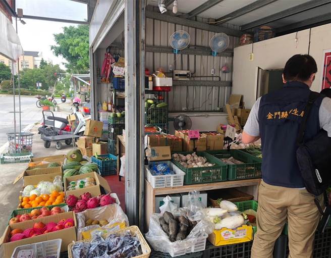 金门县卫生局前往传统市场进行2月份食用蔬果抽验，不合格率为13.3％。(图／金门县卫生局提供)