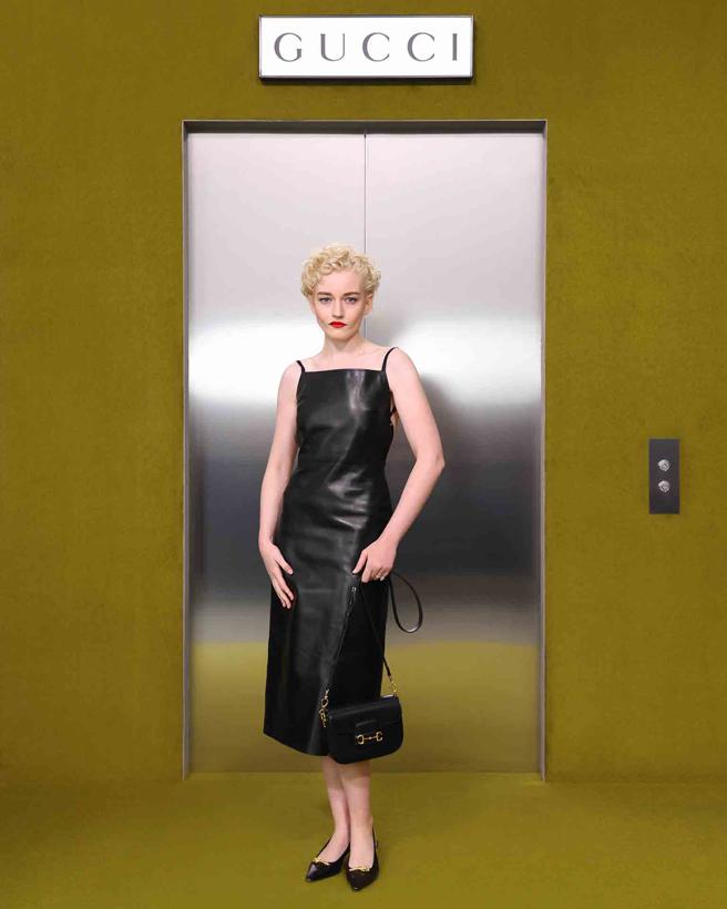 创造安娜》茱莉娅加纳（Julia Garner）性感裸背辣挺Gucci。（Gucci提供）