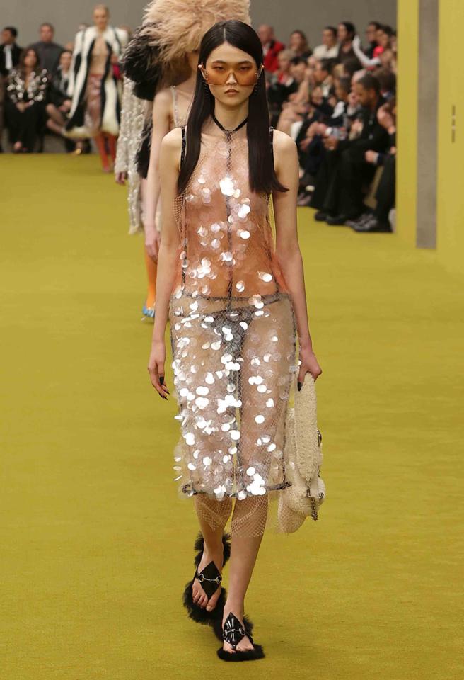 Gucci 2023秋冬系列运用许多华丽的亮片、水钻点缀，其中这套造型随着模特走动打造波光粼粼的效果，十分吸睛。（Gucci提供）