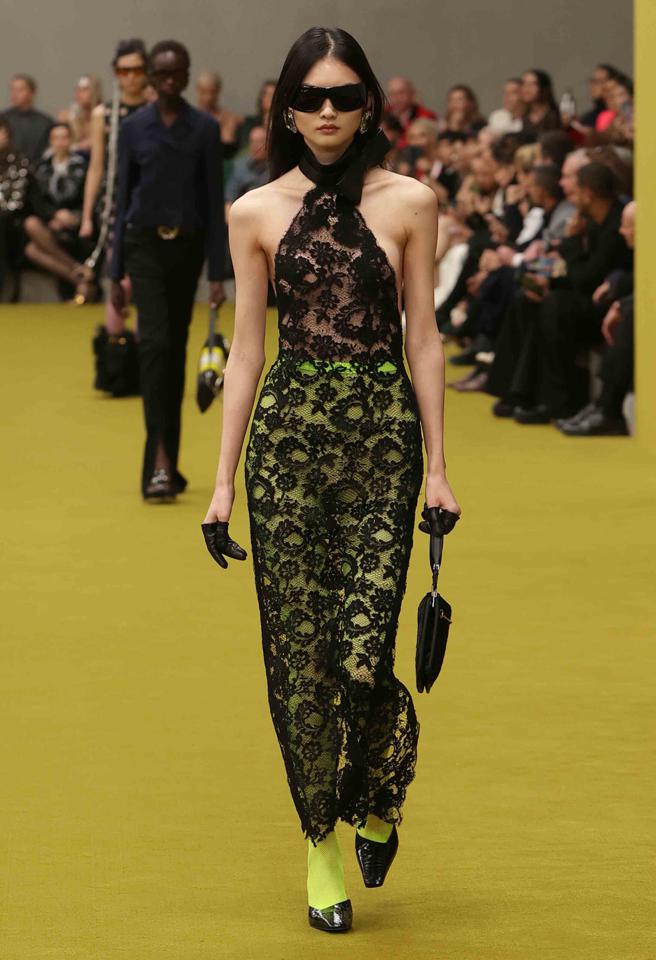 本季透视元素多，鲜艳的丝袜搭配典雅的蕾丝碰撞出有趣的时尚火花。（Gucci提供）