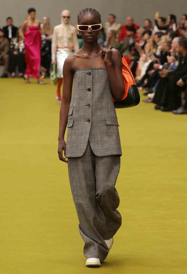 由西装外套改良的平口上衣，是AM时期带入的性别流动元素。（Gucci提供）