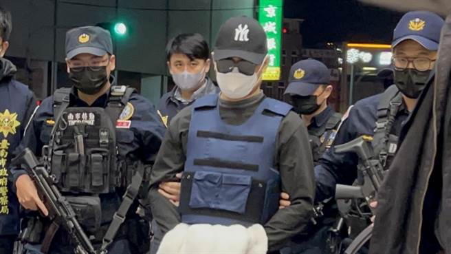 88枪击案主嫌「红龟」洪政军（左三）被警方带回台南侦讯。（张毓翎摄）