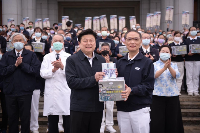 傅昆萁捐赠60万元新台币交由慈济慈善基金会投入「大爱共善、救拔苦难－驰援土耳其」行动。(戴志扬翻摄)