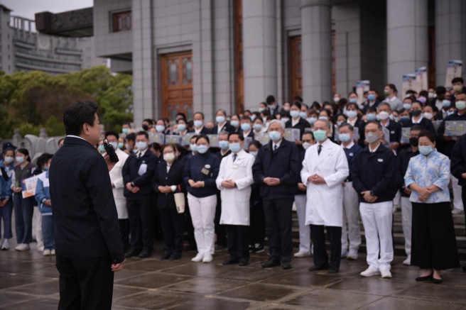 傅昆萁捐赠60万元新台币交由慈济慈善基金会投入「大爱共善、救拔苦难－驰援土耳其」行动。(戴志扬翻摄)