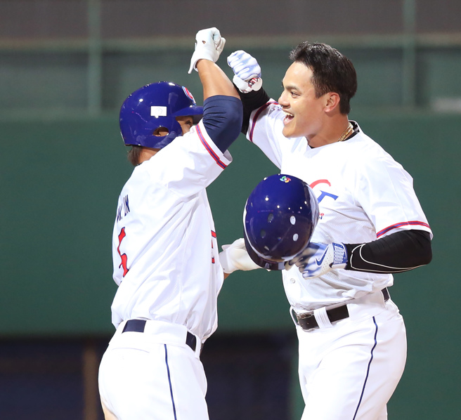 旅美好手張育成（右）敲出3分炮，回本壘後與隊友慶賀。（陳怡誠攝）