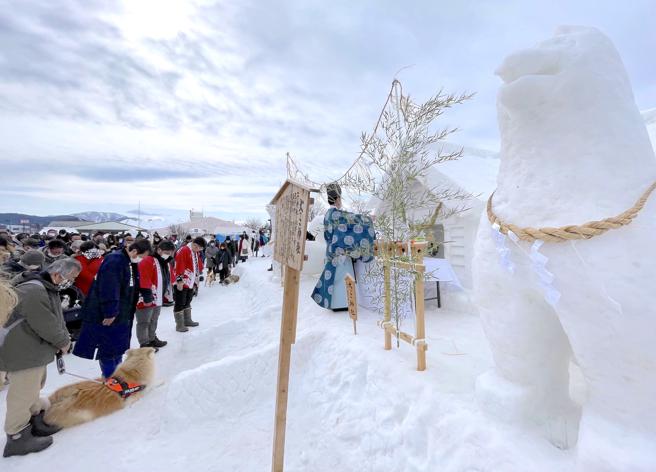 「犬子雪祭」是全日本唯一以替狗狗祈福为主题打造的雪季祭典。（何书青摄）