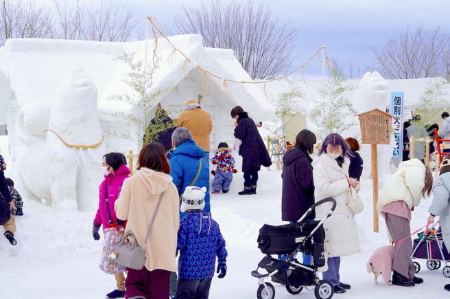 今年的犬子雪祭暌违3年重新回归，现场打造14座以犬为主题的神社雪雕。（何书青摄）