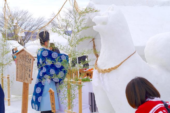由祭师主持的爱犬祈愿祭仪式是重头戏。（何书青摄）