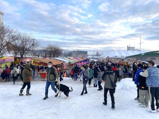 雪雕主会场旁匯集许多摊贩，让民眾吃美食、走走逛逛。（何书青摄）