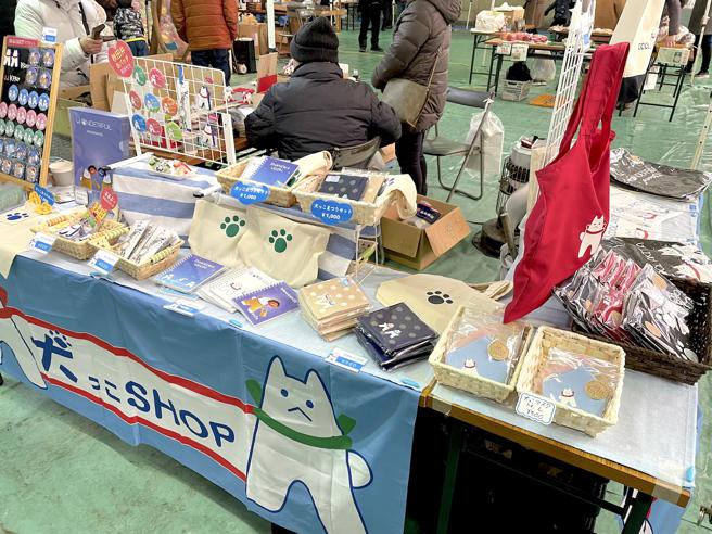 室内会场贩售犬子祭相关纪念品。（何书青摄）