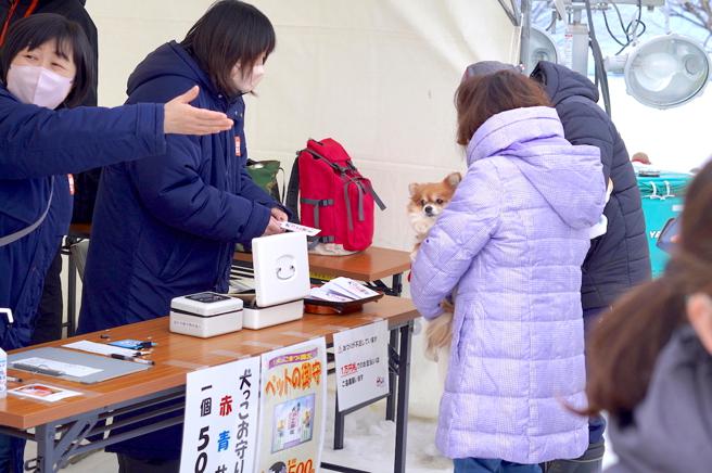 犬子雪祭现场开卖守护符及给爱犬配戴的御守。（何书青摄）