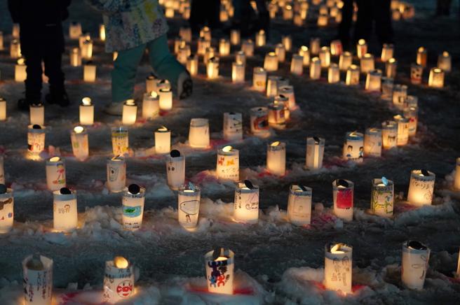 「千之雪灯」活动，每盏灯上写着小朋友们的心愿。（何书青摄）