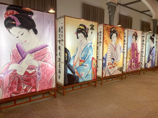 画风细腻的日本和服仕女图绘灯笼。（何书青摄）