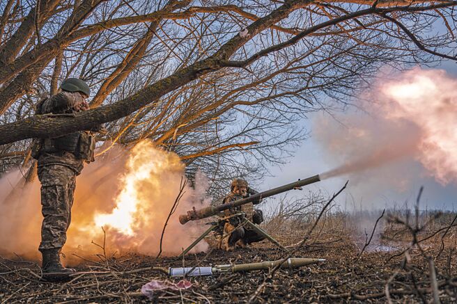 俄乌战争1周年，俄军集结兵力猛烈进攻，乌军发射SPG-9火箭弹回击，火光四射。（美联社）