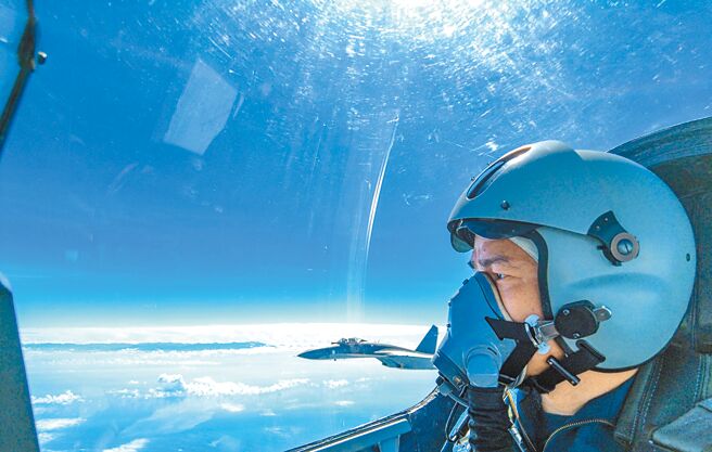 近日两岸关系紧绷，中共歼10、歼16等各型战斗机不断扰台，其中有几架战机都曾逾越中线并抵近24浬线。（新华社）