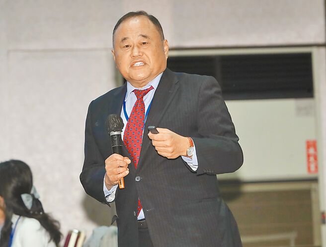 国际智慧财产权最新趋势及因应研讨会24日于台北国际会议中心举行，邀请到联华电子股份有限公司资深副总经理暨法务长张振伦以营业秘密法律、管理与保护为题，报告业界的现况与分享自身的经验。（郑任南摄）