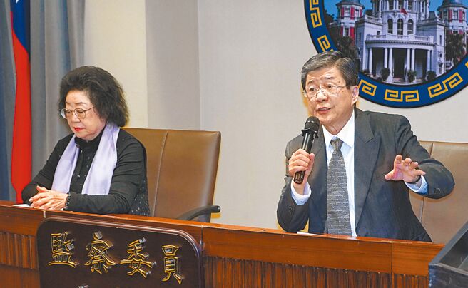 监委蔡崇义（右）与范巽绿（左）24日召开「林宅血案结案调查报告」记者会，针对林宅血案相关细节部分发表调查的结果。（季志翔摄）