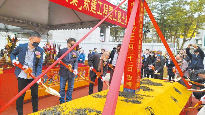 都更旷日费时，福喜机构董事长简林龙直言「盖自己愿意住的房子」就能迎得客户认同。图为都更案开工动土。（王莫昀摄）