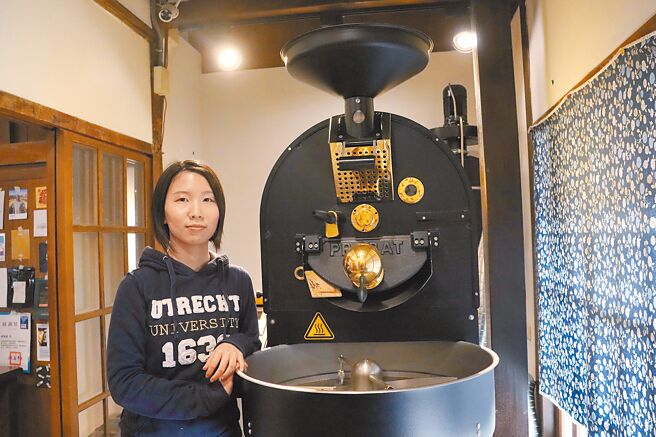 翌莎精品咖啡小小空间摆放一台德制烘豆机，咖啡师梁家瑜透露，偶尔会有客人恰巧参与烘豆过程。（吕妍庭摄）