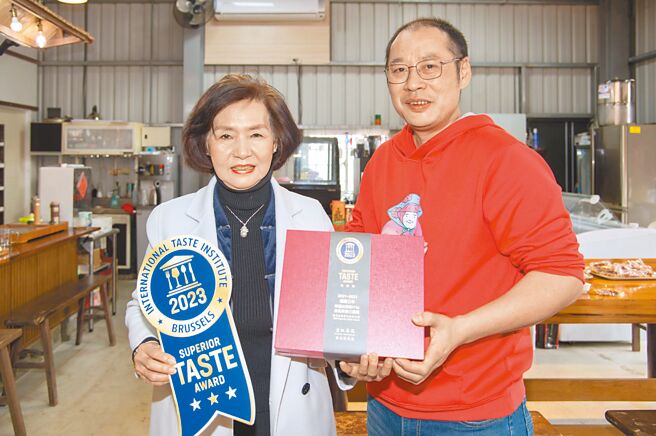 宜兰县三星乡青农黄子诚（右）连续3年获得比利时iTQi风味绝佳奖章三星奖，县长林姿妙24日赴茶厂肯定黄子诚，也呼吁消费者多多採购宜兰好茶。（宜兰县政府提供／李忠一宜兰传真）