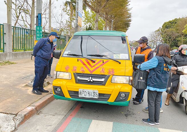 维护幼童就学权益及安全，新北市教育局日前至中和区自强国小周边进行学幼童车扩大联合稽查。（新北市教育局提供／陈慰慈新北传真）