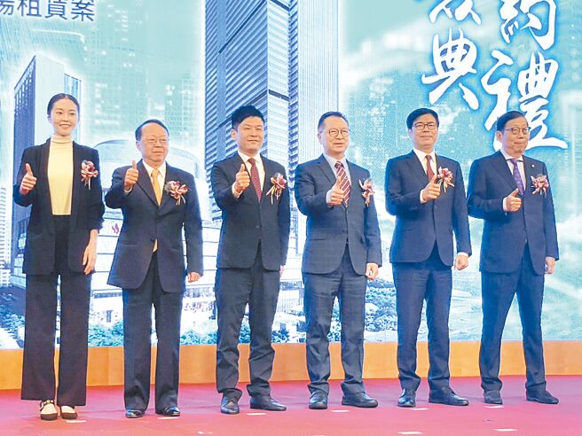 汉神购物中心与富邦人寿24日共同举办「富邦人寿高雄捷运高雄凹子底站旁商业区开发百货商场租赁案」签约仪式，宣布打造高雄第3家汉神购物中心。（洪浩轩摄）