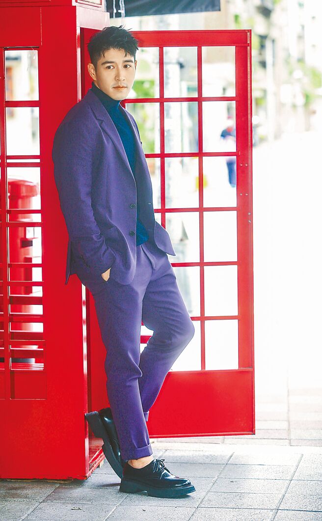 吳岳擎昨為首本寫真書宣傳。（粘耿豪攝）