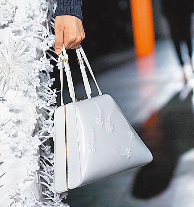 简洁的三角手提包，材质和色泽均与2023秋冬男装系列互相呼应。（PRADA提供）