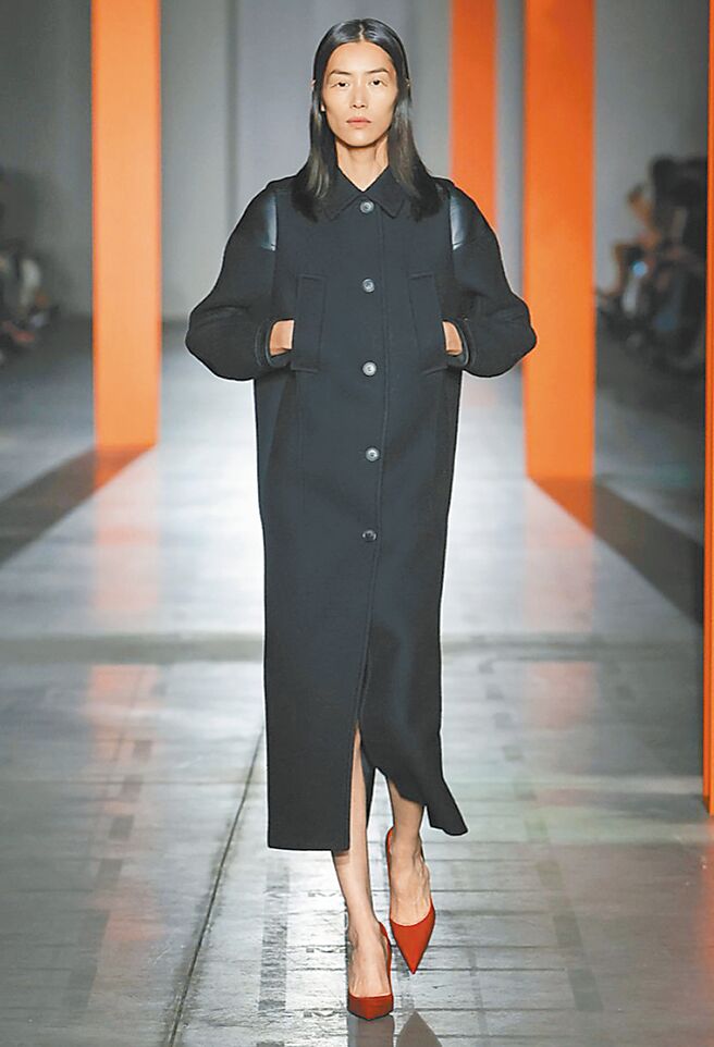 超模刘雯为本次大秀闭幕，登上微博热搜。（摘自PRADA官网）