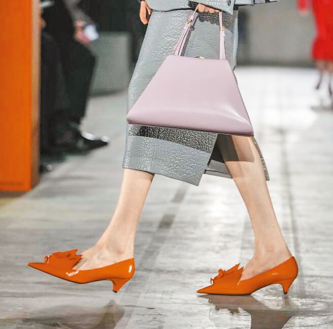 鞋款融入折纸元素，不同角度有不同轮廓，十分可爱。（PRADA提供）