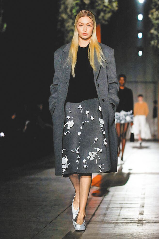 吉吉哈蒂德为PRADA 2023秋冬系列走秀。（美联社）