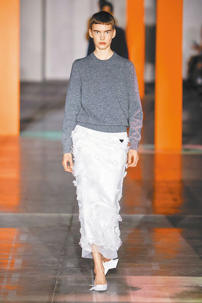 PRADA本季把婚纱拆解为伞裙、窄裙、迷你裙，上身则以随兴的毛衣、西装外套搭配。（PRADA提供）
