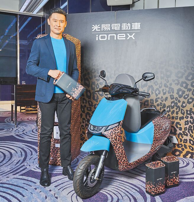 光阳董事长柯胜峯亲自展示Ionex i-One Air比莉豹纹限定版，将在第二季推出。（光阳提供）