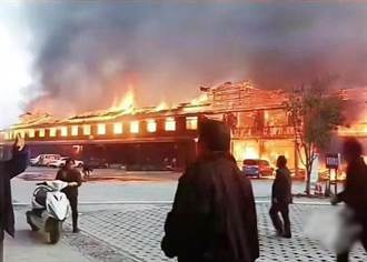 廣西柳州景區木製長廊遭祝融 疑農戶燒乾草引發
