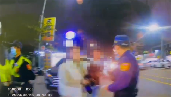 高雄凤山区一间热炒店25日晚间发生斗殴事件。（翻摄画面／杨舒婷高雄传真）