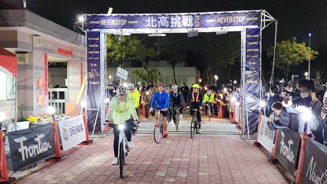 民眾党主席柯文哲，25日清晨偕前台北市副市长黄珊珊再度挑战骑自行车「一日北高」，从清晨6点开始从台北关渡宫出发，在寒冬中骑了369公里，最终于26日凌晨3点18分抵达终点站高雄市大义国中。(林雅惠摄)