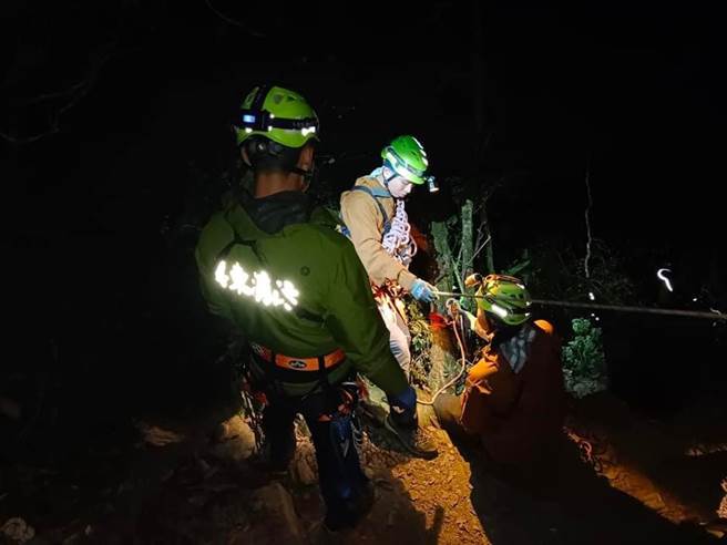 北大武山传坠崖意外，先生转头与妻子说话意外坠崖，拉起时已无生命迹象。(摘自北大武山资讯站)