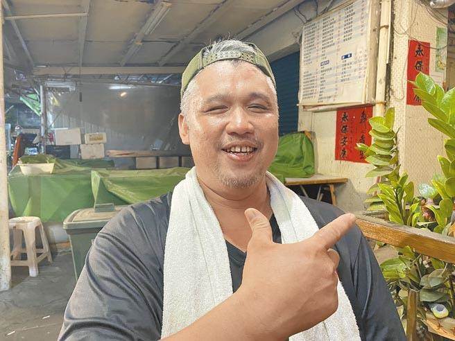 阿美族人「胖叔叔」潘正伟原是棒球选手，但学生时期赴日训练时，父亲不幸离世被迫回国，为了替父亲圆梦，潘正伟开始着手研究原住民料理。（洪浩轩摄）