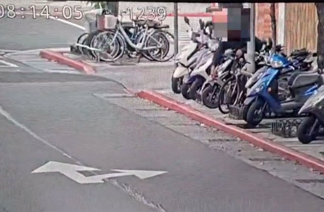 北市一名林姓街友因贪图方便，12日见路边停放的机车钥匙没拔，竟直接机车从人行道骑走「借用」。(影片翻拍)