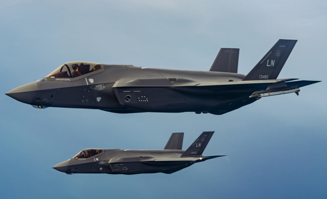 两架美国空军F-35A战机在北海上空飞行的资料照。（美国空军）
