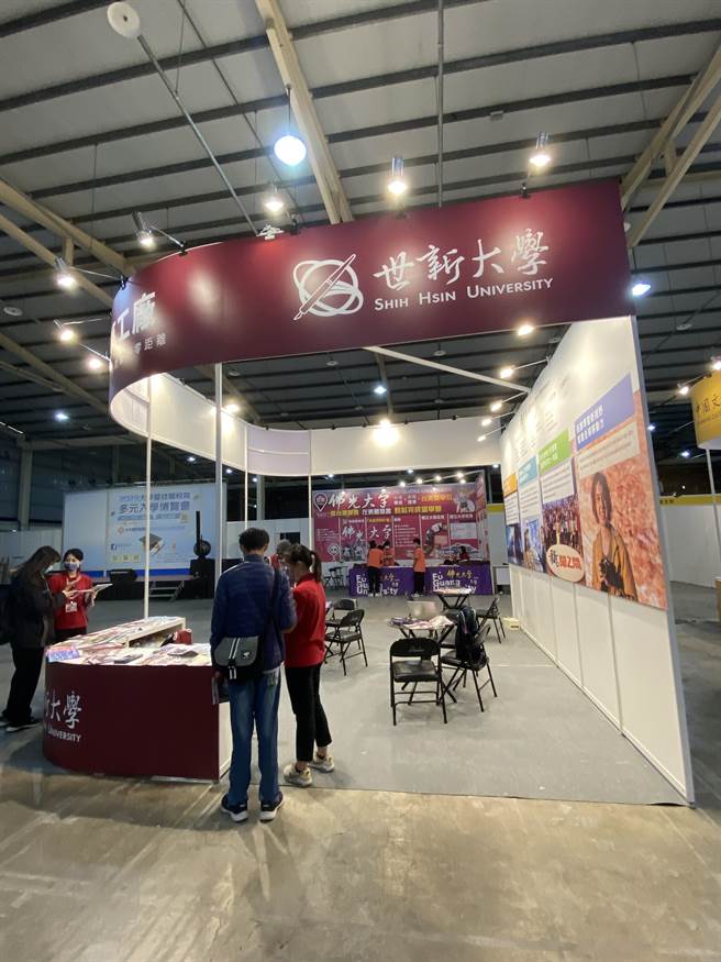 世新大学在摊位现场提供学子入学参採标准及学习准备建议方向等资讯。（张妍溱摄）