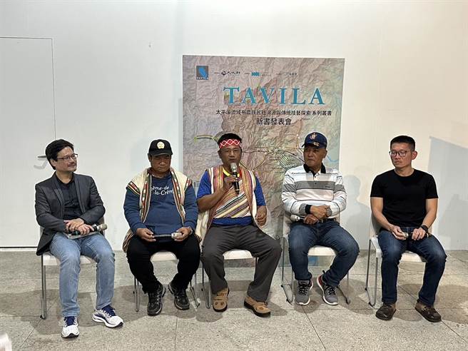 花莲县卓溪乡崙山村的布农族人近年将上山寻根成果出版成书，作者之一的族人阿度尔（Atul Tanapima）（中）说，出书并非终点，未来还要探寻其他旧社，修缮整顿「回家之路」，让后代子孙能依循返家。（罗亦晽摄）