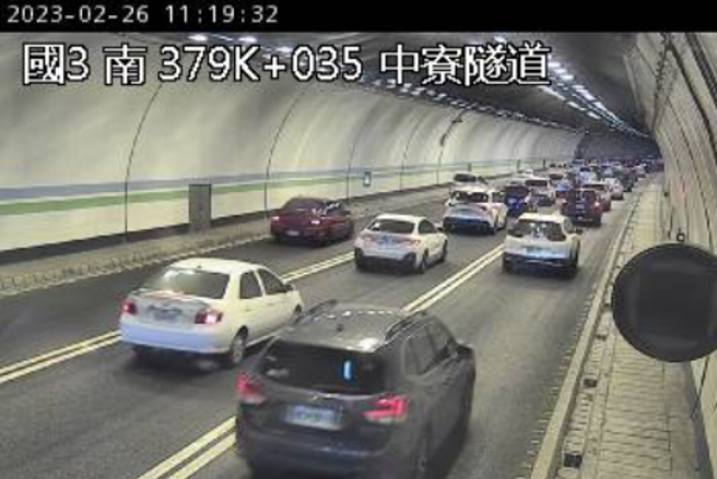 国道三号南下中寮隧道26日上午10时许发生3车追撞，导致车流壅塞。（翻摄高公局）