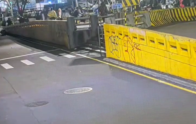 北市中山区26日凌晨传民眾斗殴，警方到场才发现为影集剧组在拍摄。（图／警方提供）