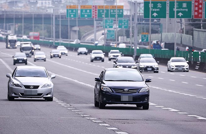 228連假大批車潮湧入國道一號。（資料照片/羅永銘攝）