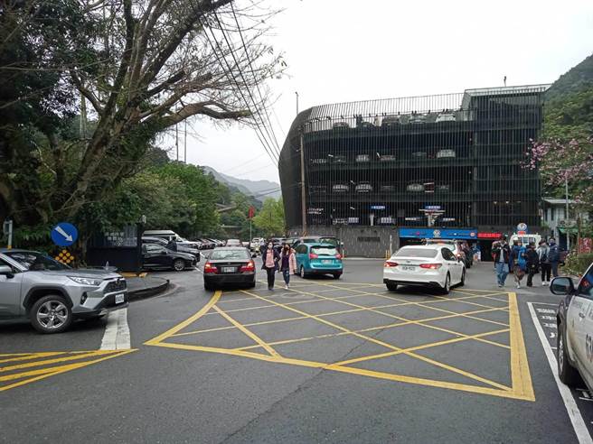 乌来立体停车场已经满位，新店警方同步启动满场机制。（警方提供）