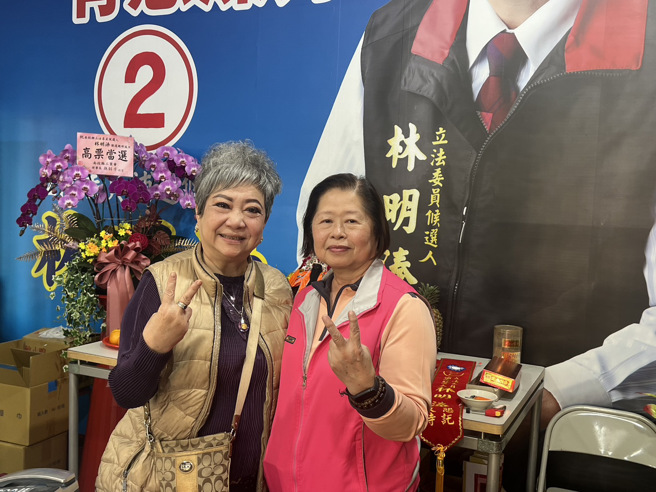 资深演员吴敏（左）24日拜访林明溱竞总。（图 / 取自林明溱脸书）